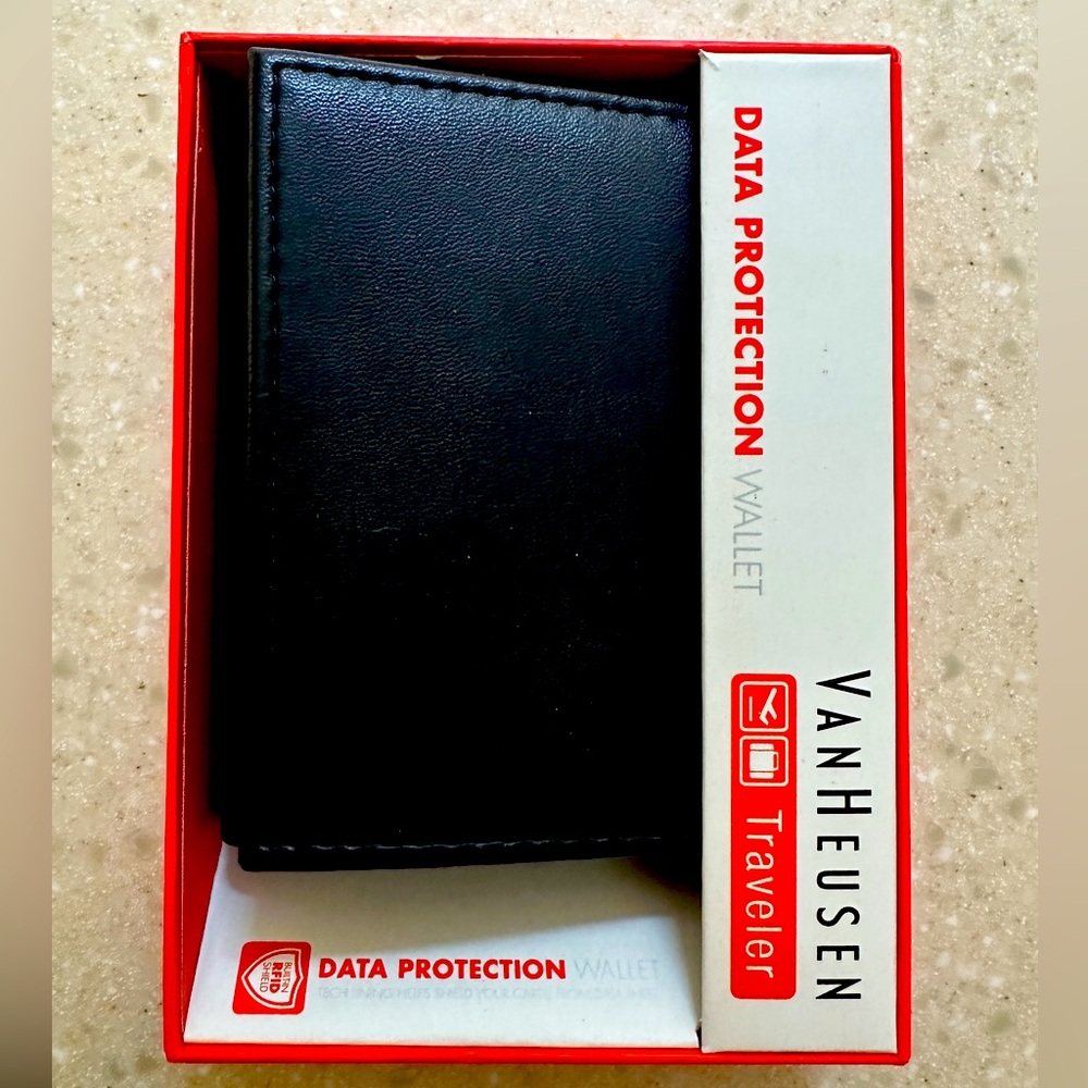 Van Heusen Traveler Wallet with RFID protection. Black New